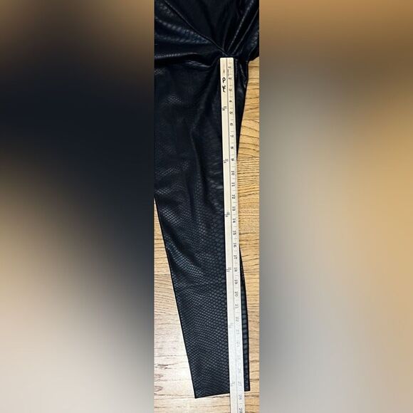HUE Sleek Effects Black Crocodile Skin Design Soft Stretch Leggings Sz S NWT - Picture 14 of 16